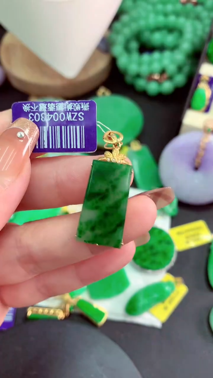 颈饰18K金镶嵌翡翠挂件