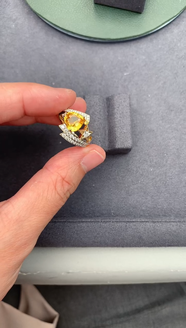 【闪购商品】彩色蓝宝石戒指18K金镶嵌2.1ct黄蓝宝戒指