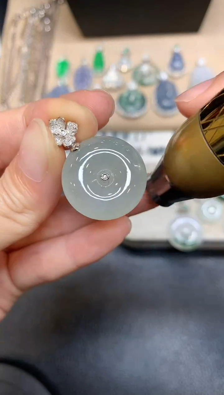 【闪购商品】翡翠颈饰18K金镶嵌平安扣【无服务费