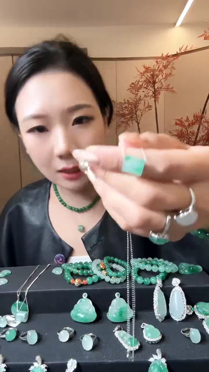 吊坠(不含链)未镶嵌石英质玉（非洲翠）非洲翠路路通（拍一发其一）