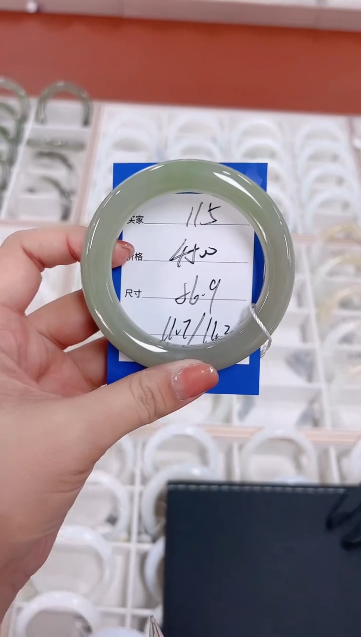 未镶嵌手镯和田玉翠青115