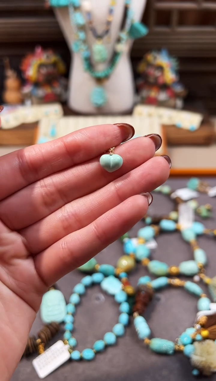 18K金镶嵌绿松石提溜爱心屁桃