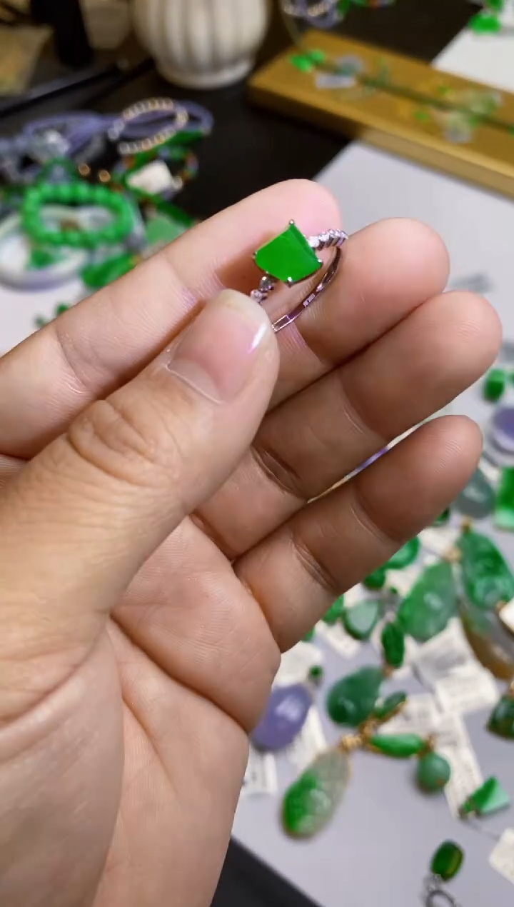 【闪购商品】翡翠颈饰18K金镶嵌戒指