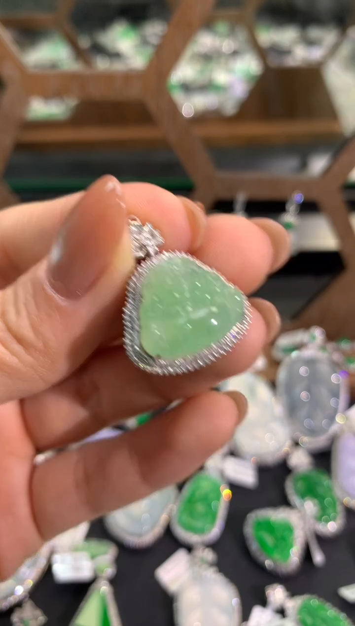 【闪购商品】翡翠吊坠(不含链)18K金镶嵌吊坠