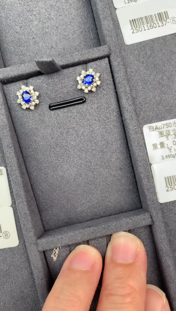【闪购商品】蓝宝石耳饰18K金镶嵌67分蓝宝石耳饰
