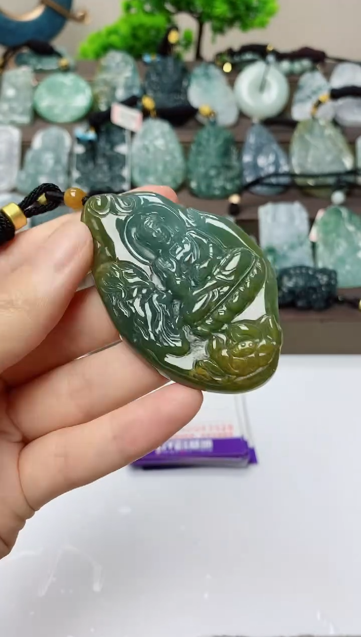 翡翠未镶嵌颈饰        