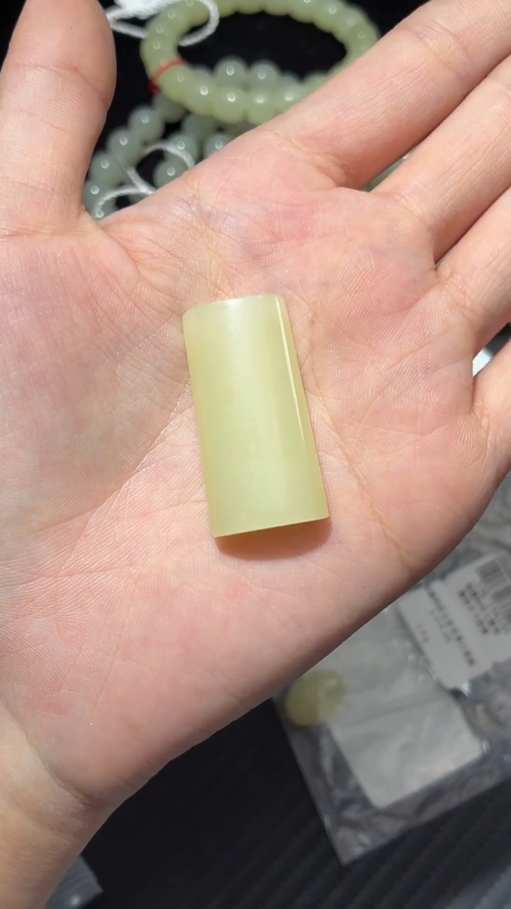 吊坠(不含链)未镶嵌和田玉若羌黄口微色差蛋面吊坠6.8g