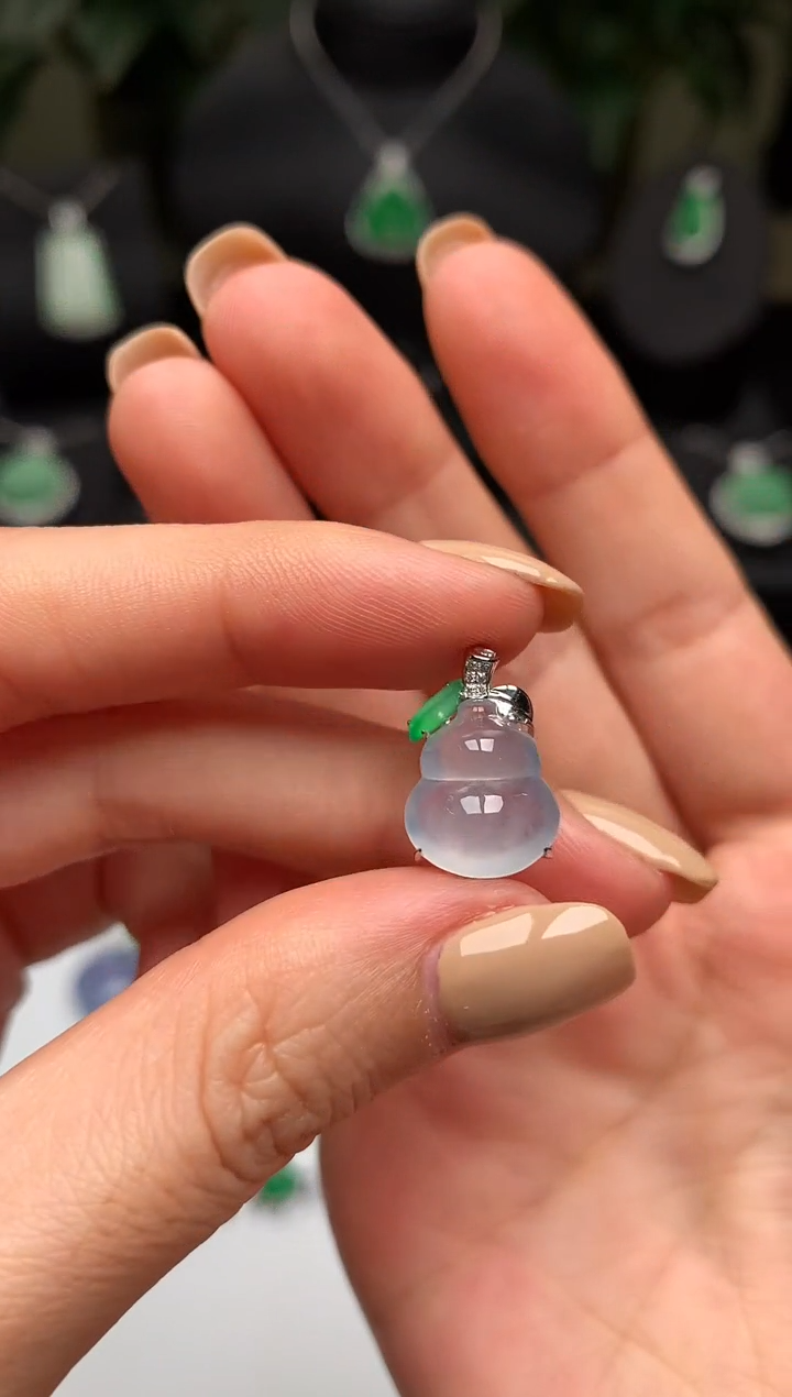 翡翠18K金镶嵌颈饰葫芦