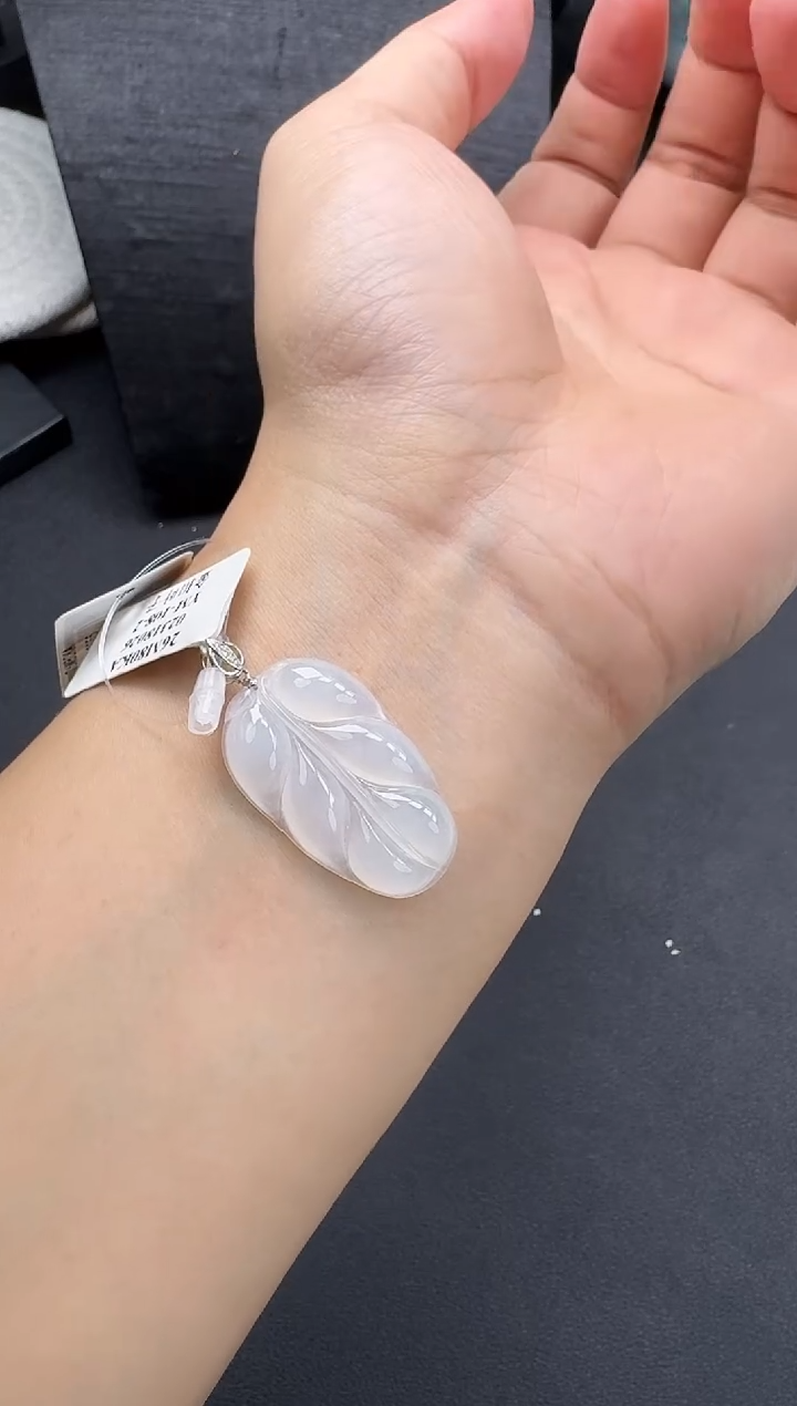 颈饰18K金镶嵌翡翠叶子