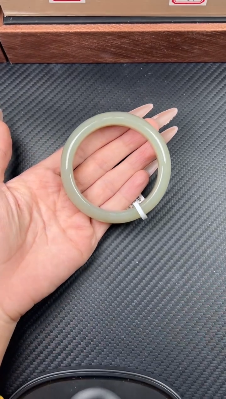 未镶嵌手镯和田玉且末近矿微色差58K