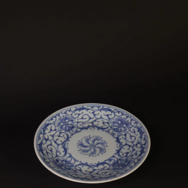 23:清嘉庆青花淡描缠枝西番莲纹盘