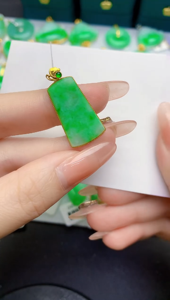 颈饰18K金镶嵌翡翠缅甸天然翡翠A货