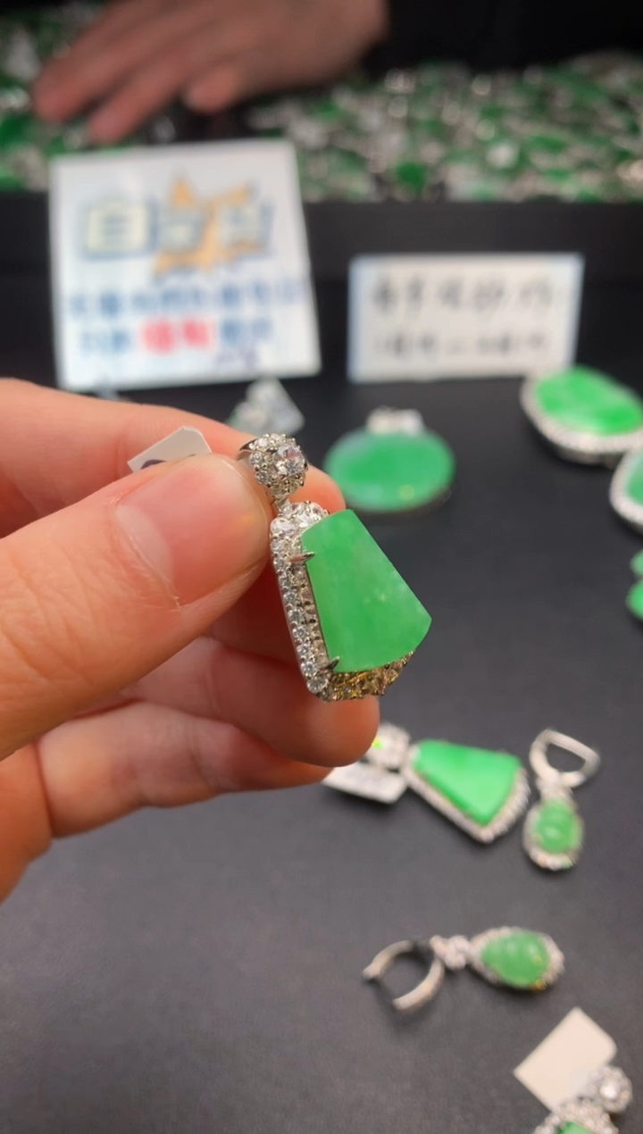 【闪购商品】翡翠颈饰银S925镶嵌翡翠
