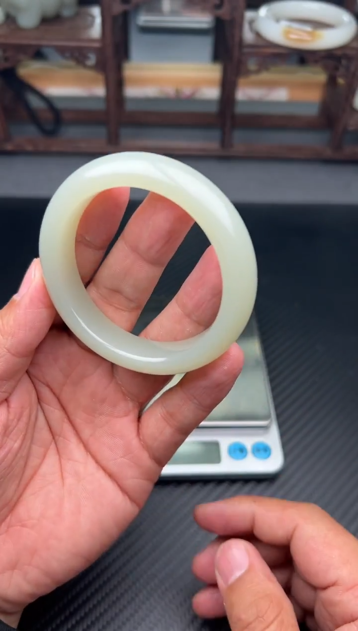 未镶嵌手镯和田玉且末微色差近矿53