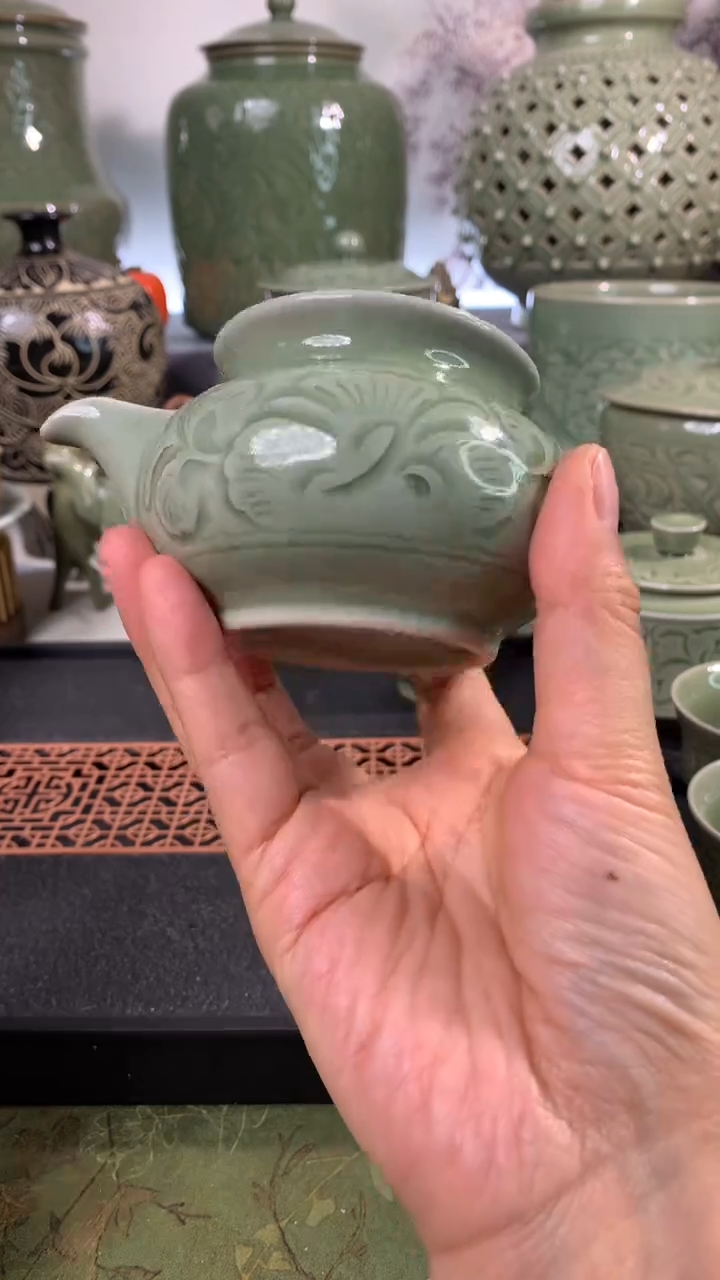 耀州窑微瑕口失圆青瓷刻花牡丹纹公道杯180CC一只