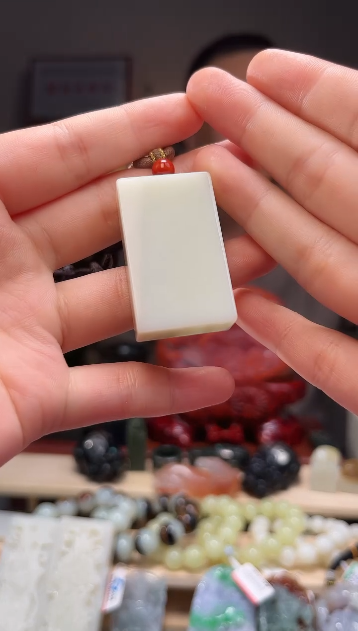 颈饰未镶嵌和田玉吊坠