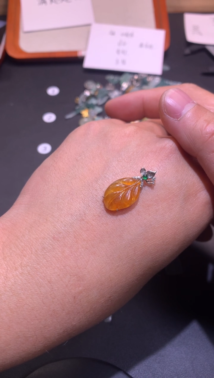 【闪购商品】翡翠吊坠(不含链)18K金镶嵌1