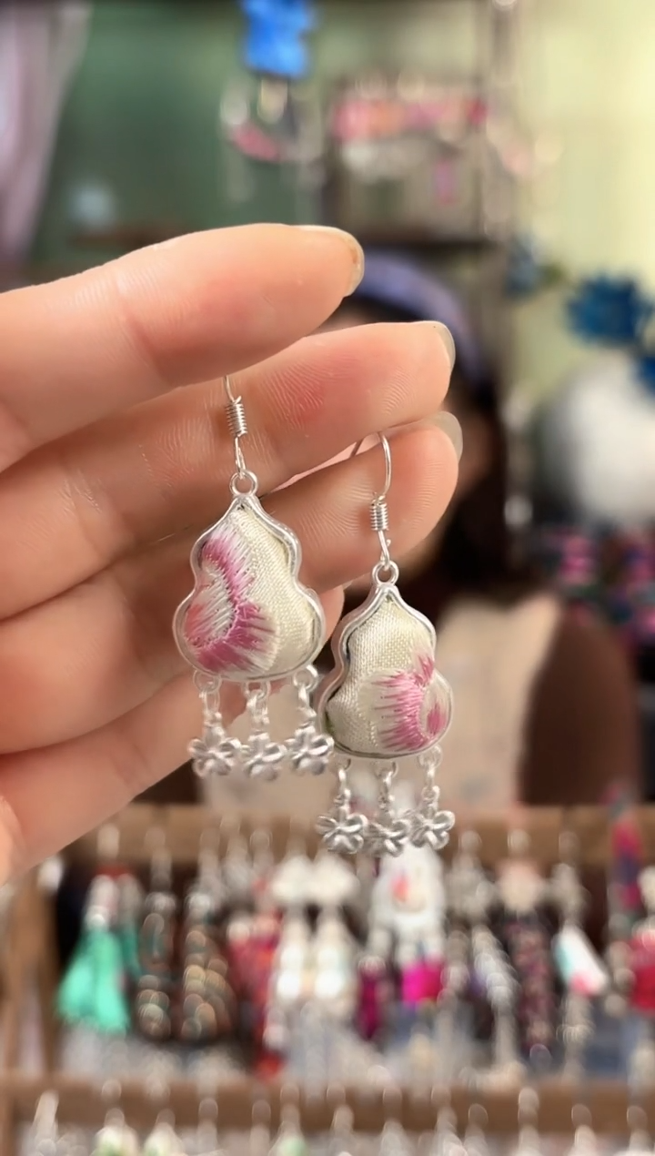 彩云南阁非遗老绣饰品521*