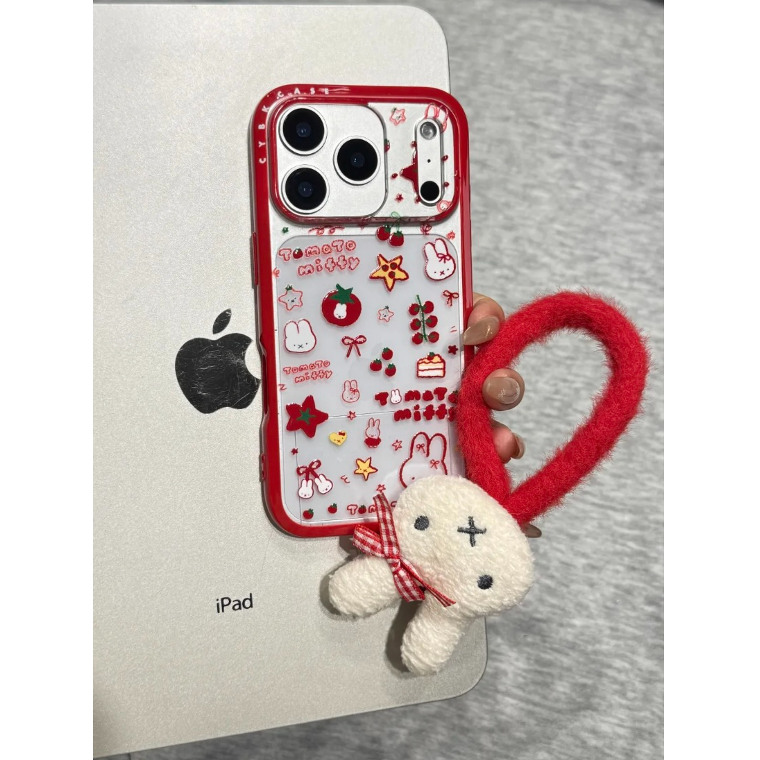 线条米菲兔西红柿蛋糕手机壳适用于iPhone17promax立体兔子挂饰
