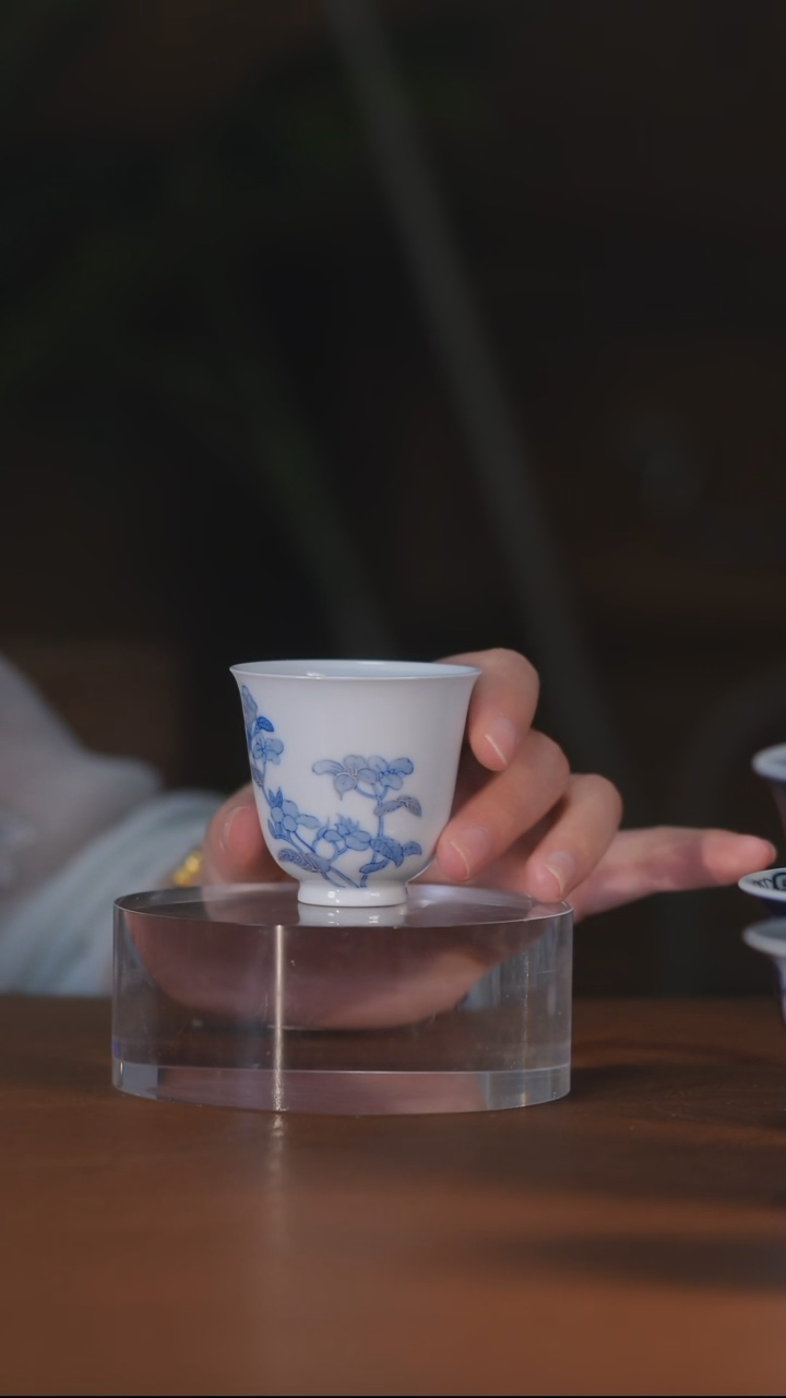 青花描银花卉闻香杯