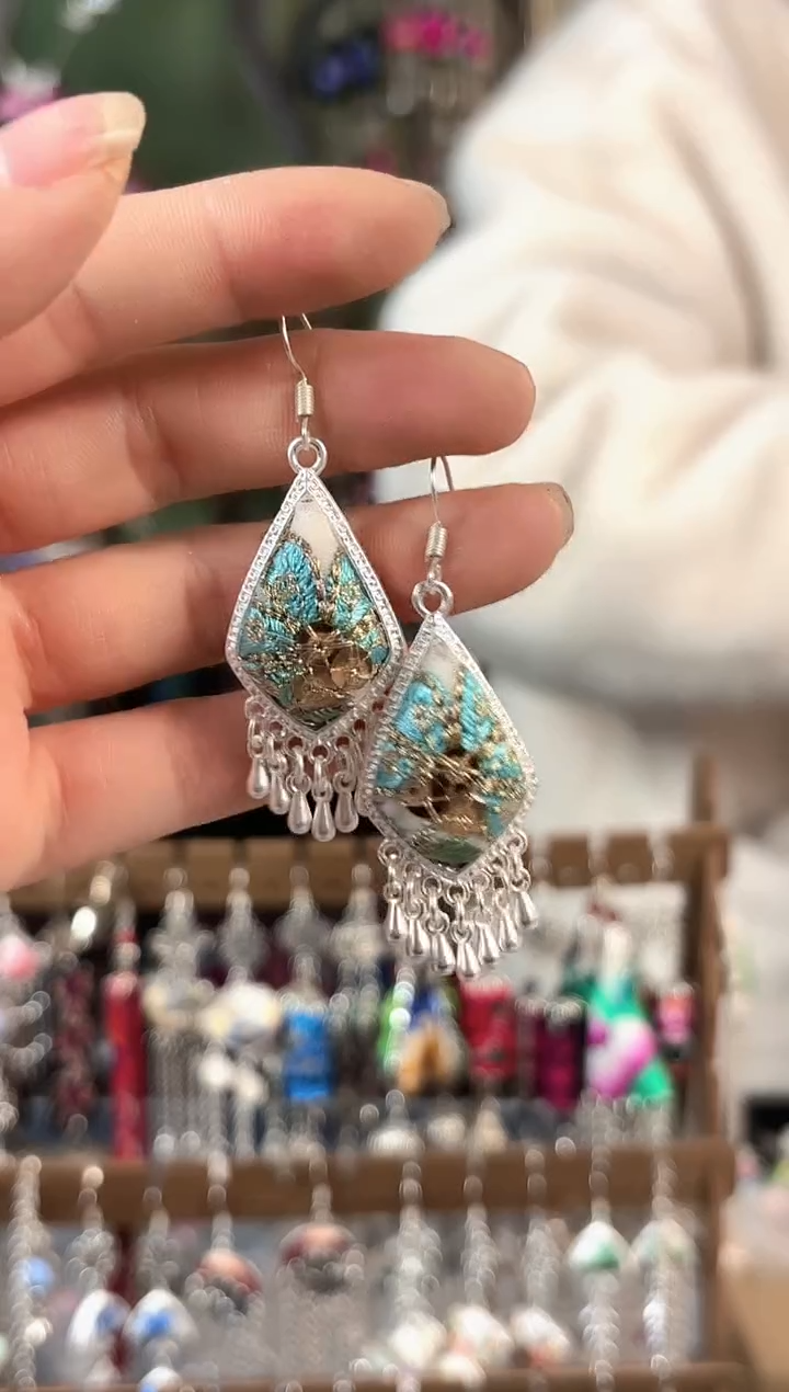 彩云南阁非遗老绣苗银饰品543