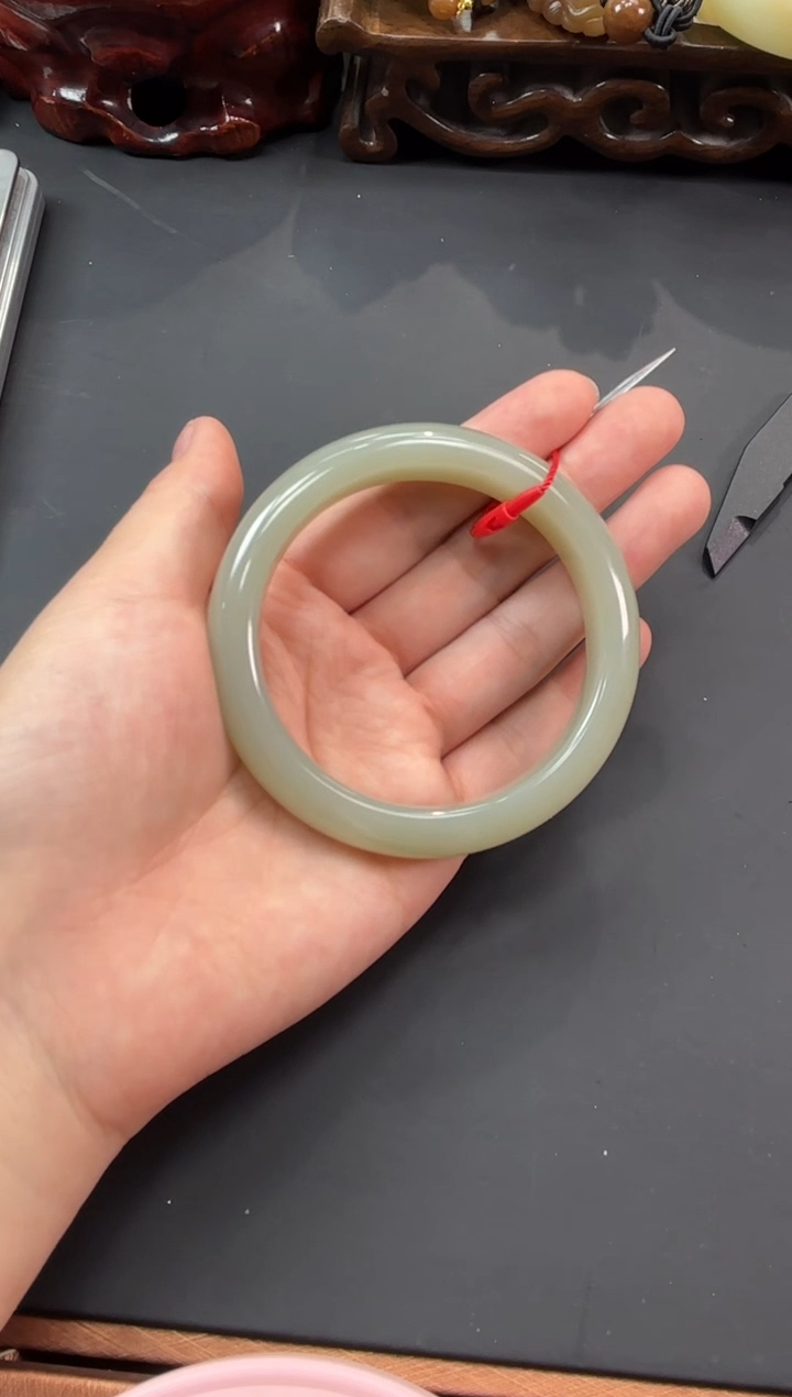 【闪购商品】和田玉手镯未镶嵌且末微色差近矿59.8