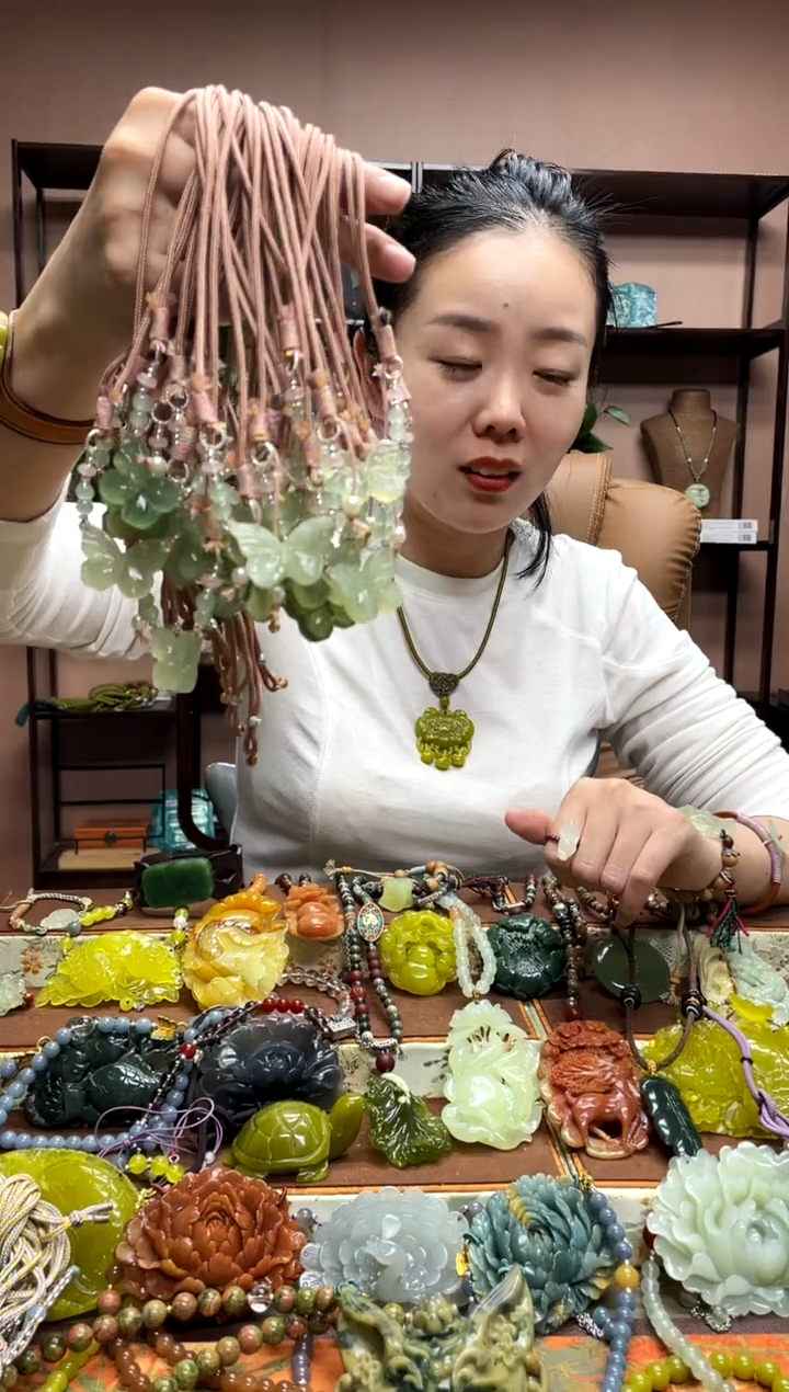 未镶嵌岫玉颈饰多样性发货发其中之一