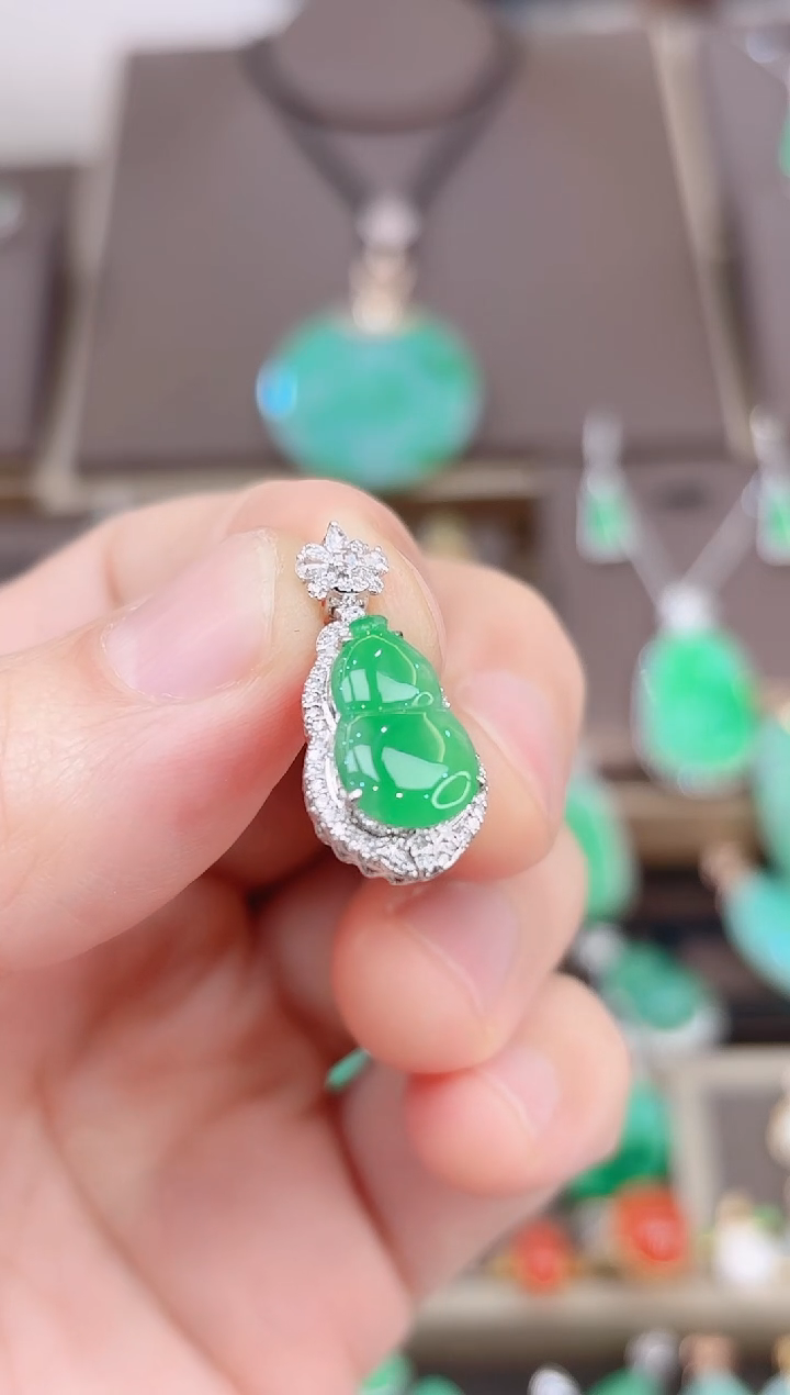 【闪购商品】翡翠吊坠(赠链)18K金镶嵌葫芦吊坠