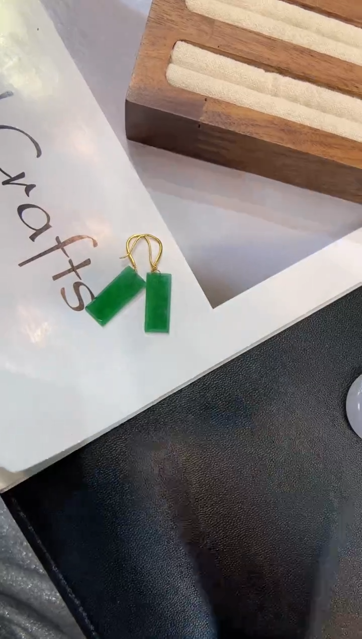 18K金镶嵌翡翠耳饰耳钩