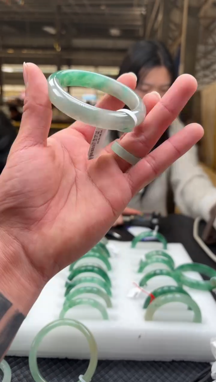 【闪购商品】石英质玉手镯未镶嵌天然非洲翠手镯