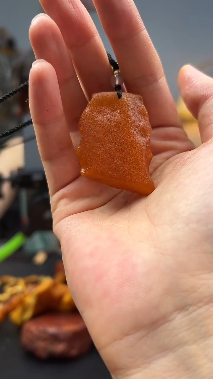 未镶嵌颈饰琥珀吊坠