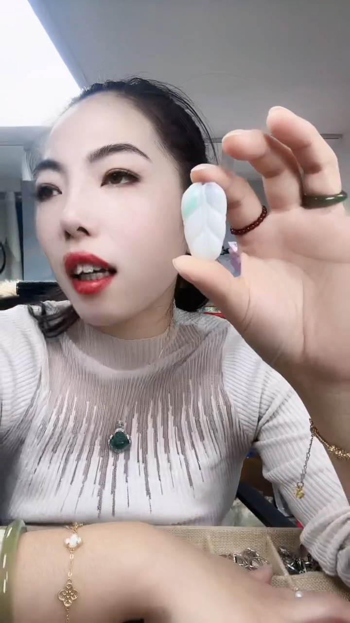 【闪购商品】翡翠颈饰未镶嵌叶子