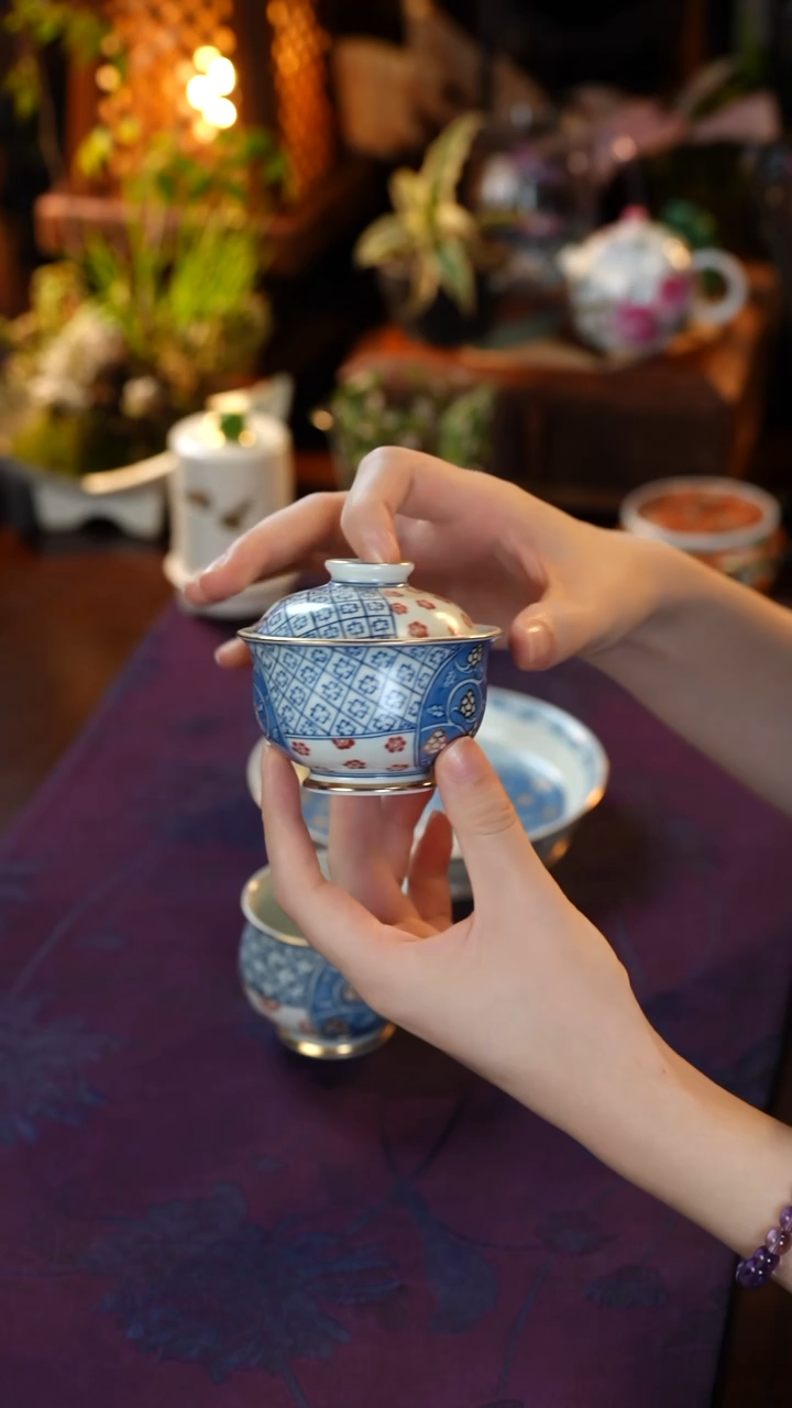 青花描金开窗盖碗   