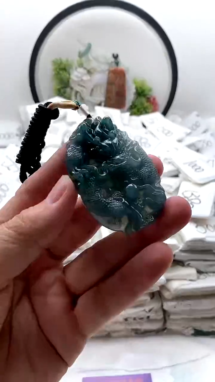 颈饰未镶嵌翡翠龙牌