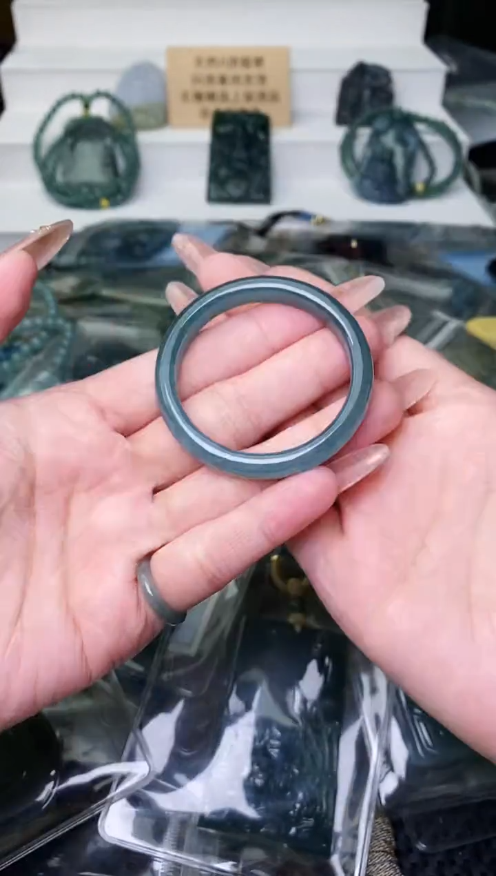 颈饰未镶嵌翡翠 