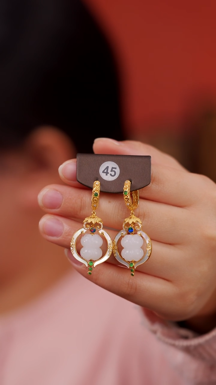 18K金镶嵌和田玉耳饰并蒂莲