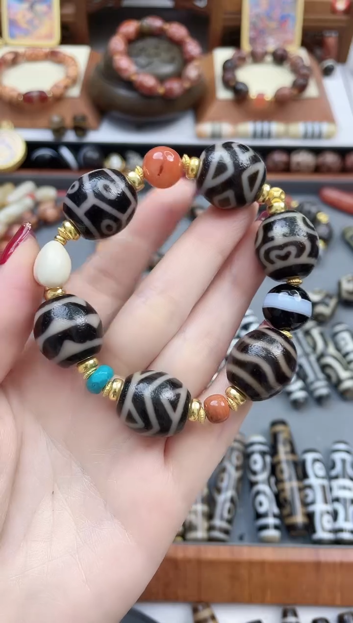 【闪购商品】玛瑙/玉髓手串未镶嵌黑金达洛手串随机图腾