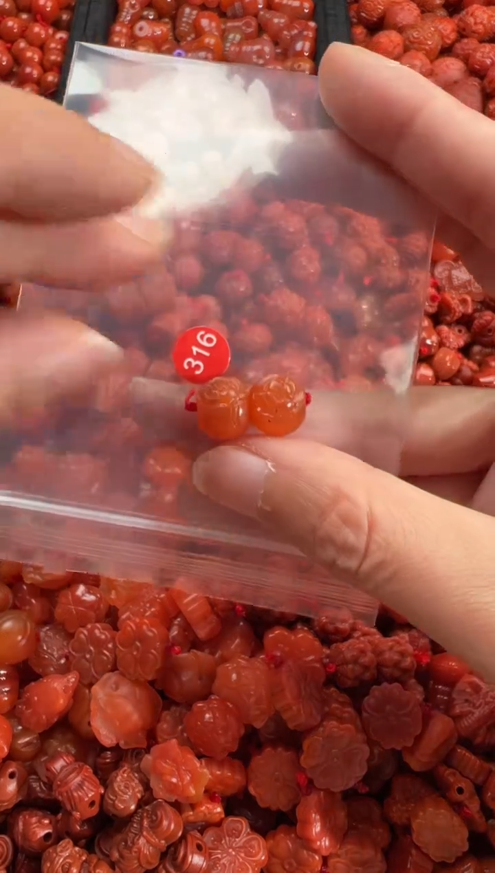 【闪购商品】南红玛瑙未镶嵌颈饰1