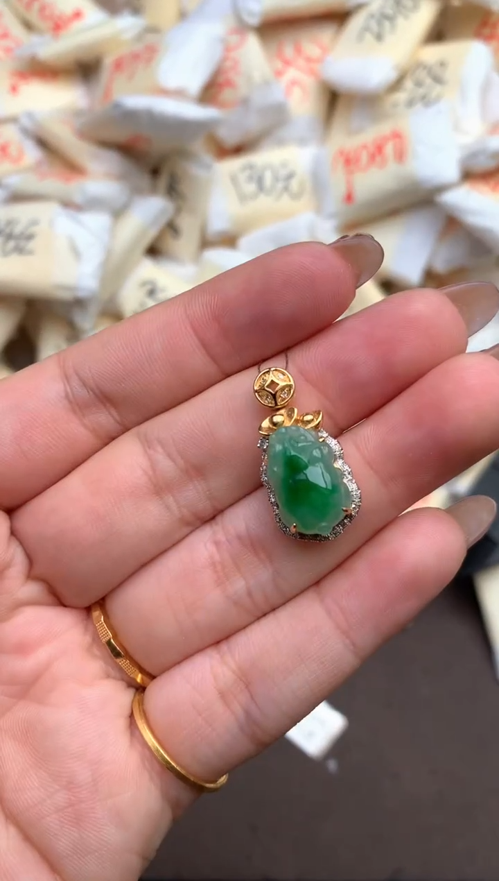 【闪购商品】翡翠挂件18K金镶嵌 — 