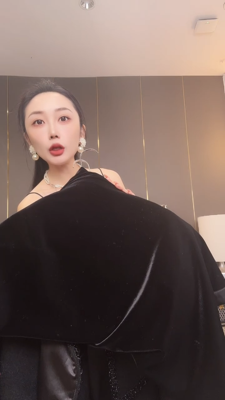 挂脖款张***子黑色大码