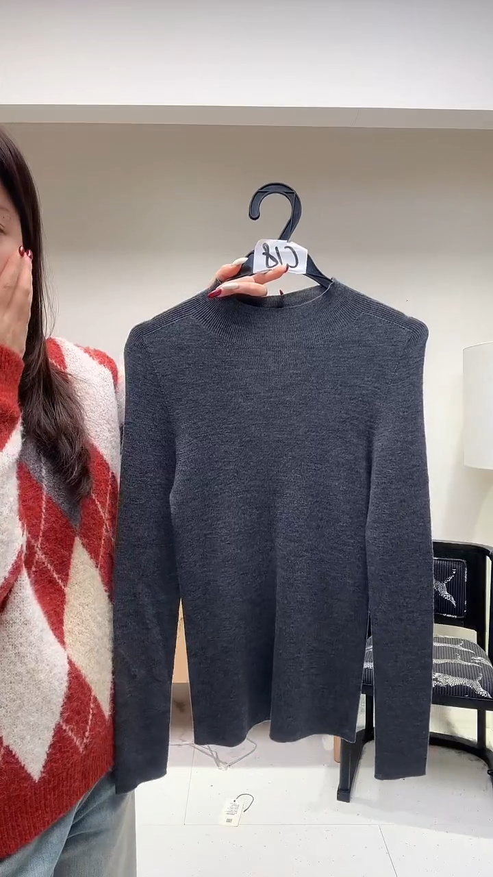 深灰色圆领羊毛打底