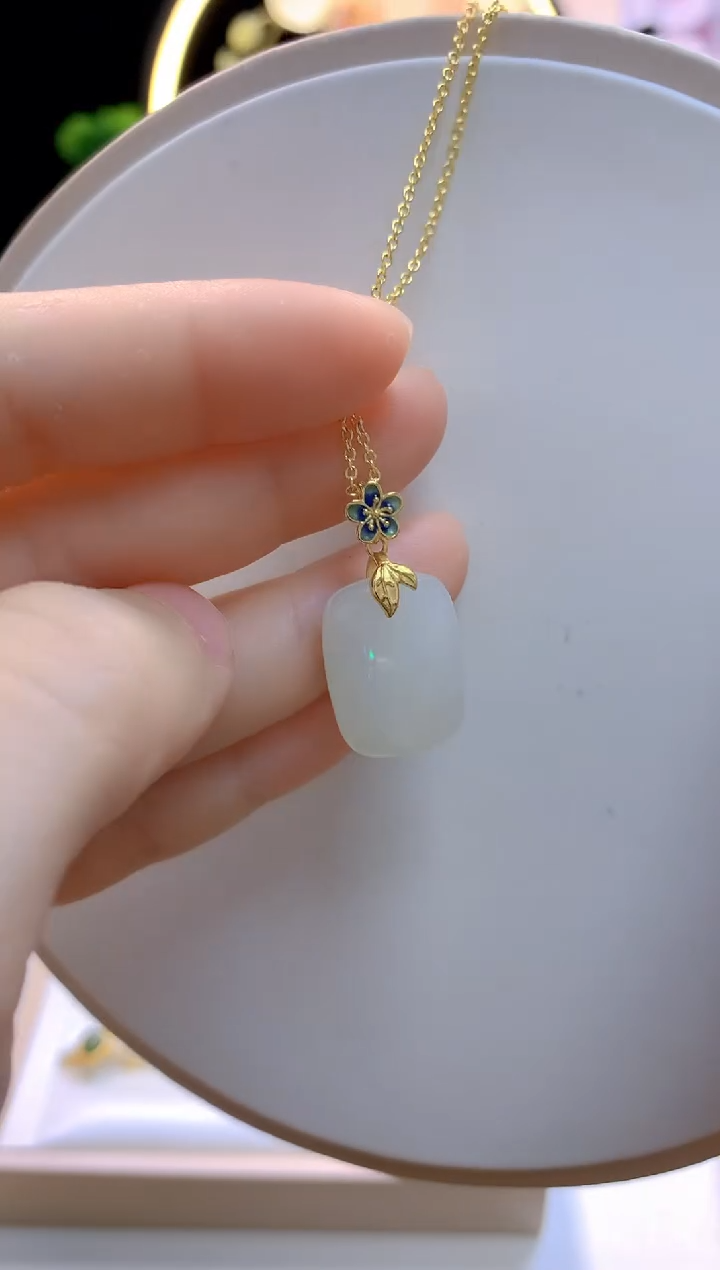 和田玉银S925镶嵌吊坠(赠链)白玉花朵无事牌