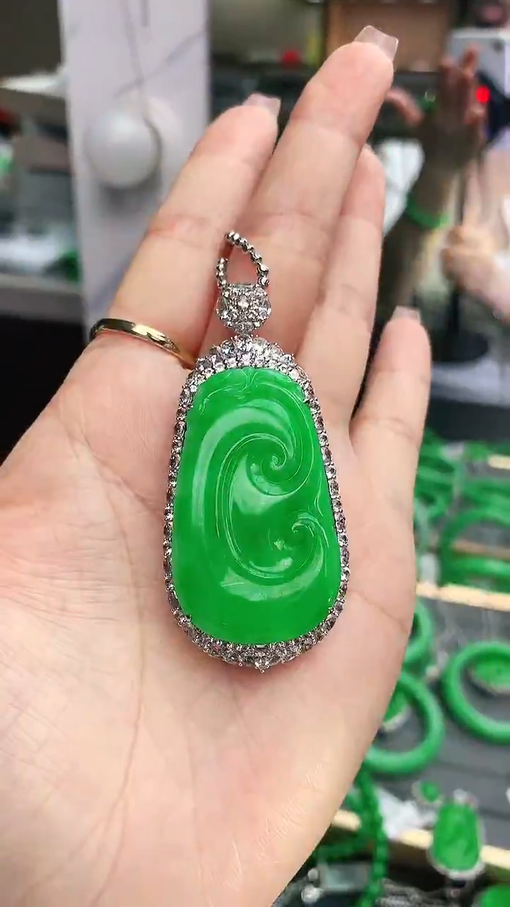 颈饰18K金镶嵌翡翠世**源赠礼盒证书 