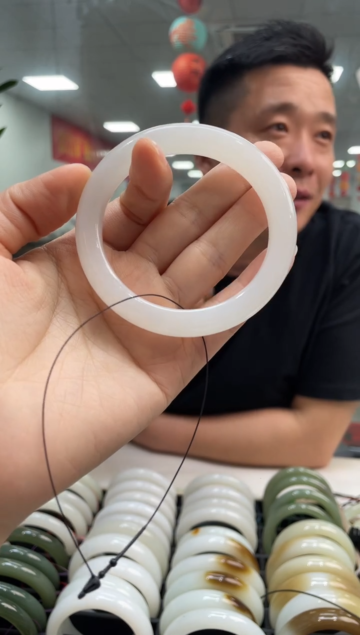 和田玉手镯未镶嵌于阗老坑熟油膏白玉手镯备注圈口随机发一件