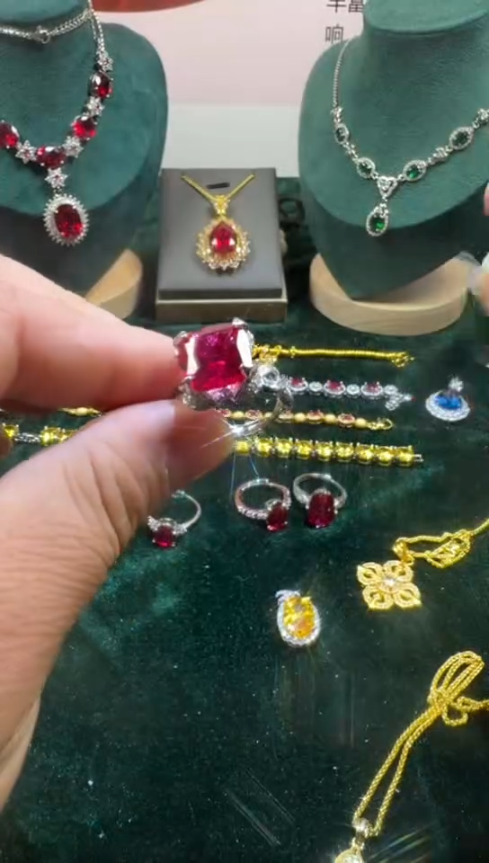 18K金镶嵌戒指红宝石0