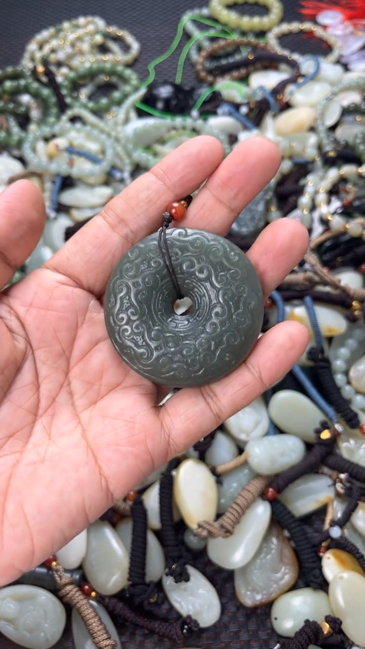 和田玉未镶嵌颈饰（多样性发一件）没有证书有瑕