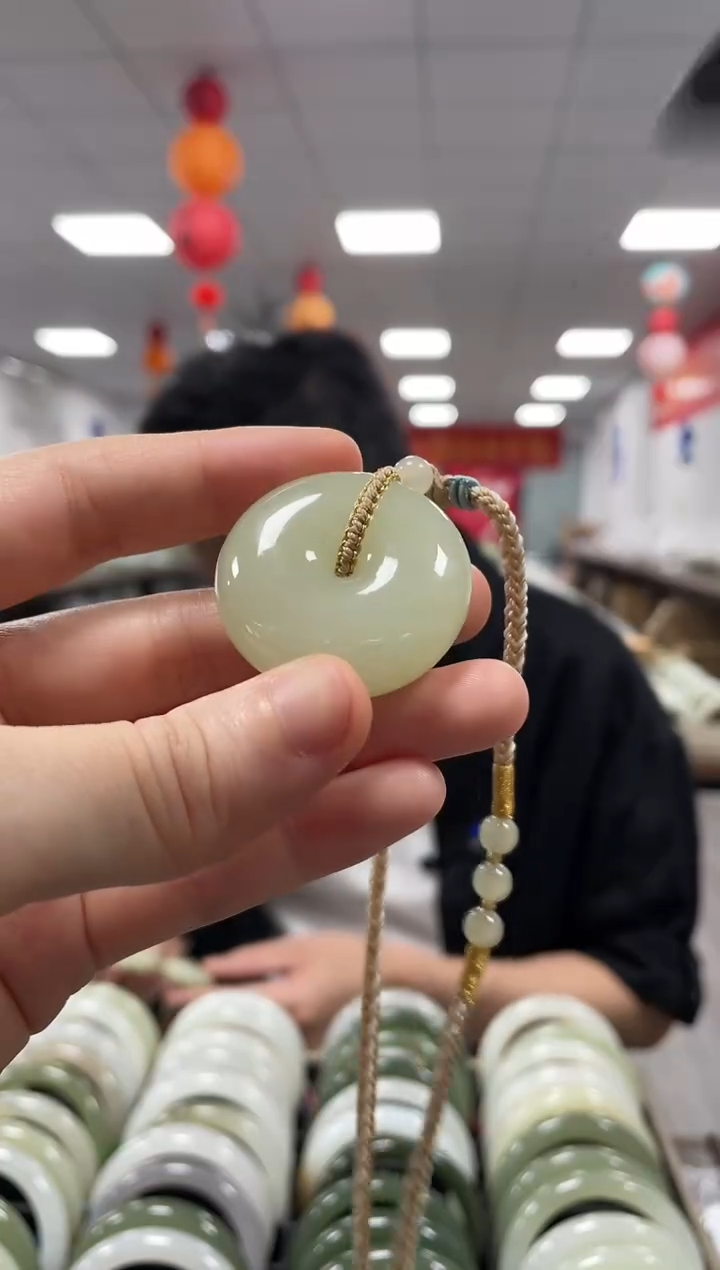 和田玉未镶嵌颈饰黄玉平安扣吊坠一件