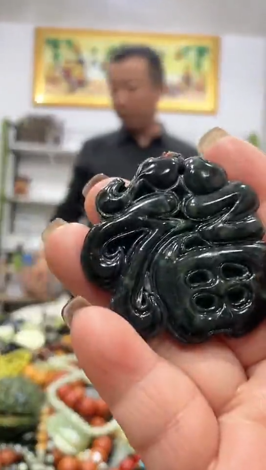 未镶嵌蛇纹石玉吊坠   