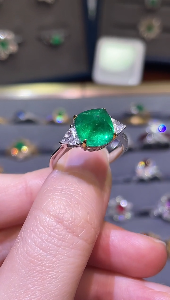 【闪购商品】祖母绿戒指18K金镶嵌/三石款/4.36ct