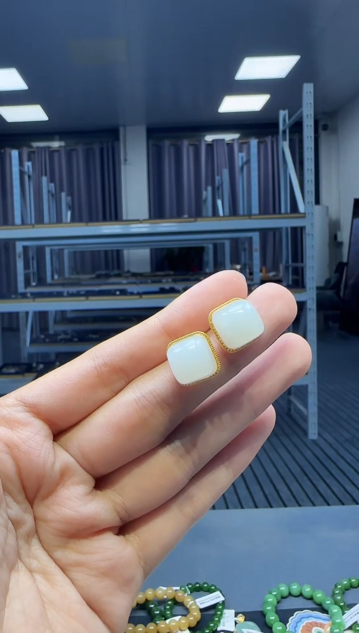 和田玉18K金镶嵌耳饰1